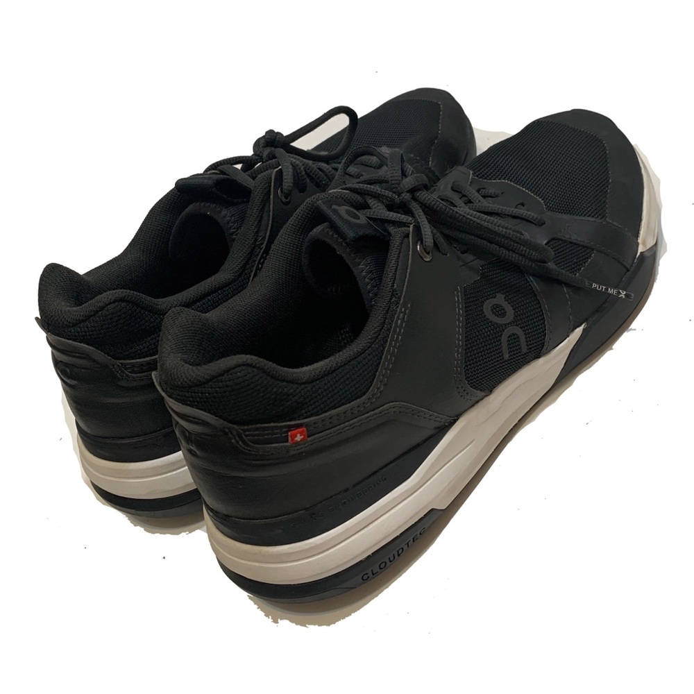 10.5 / On Running shoes